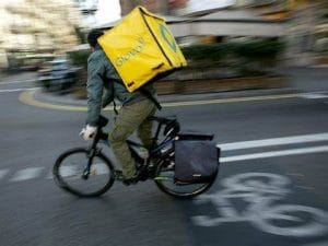 La vera sicurezza è un salario dignitoso: la storia dei 40.000 fattorini di Glovo