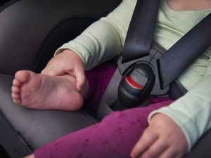 Bimbo salvato dai carabinieri dopo essere rimasto chiuso in auto