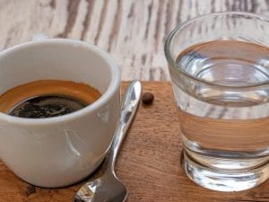 Beve caffè a casa ma dentro c’è la candeggina, donna ricoverata e marito arrestato sul lavoro a Pistoia