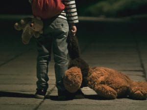 Bimba di 3 anni vaga da sola in strada di notte nel Pisano, un passante la nota e la soccorre