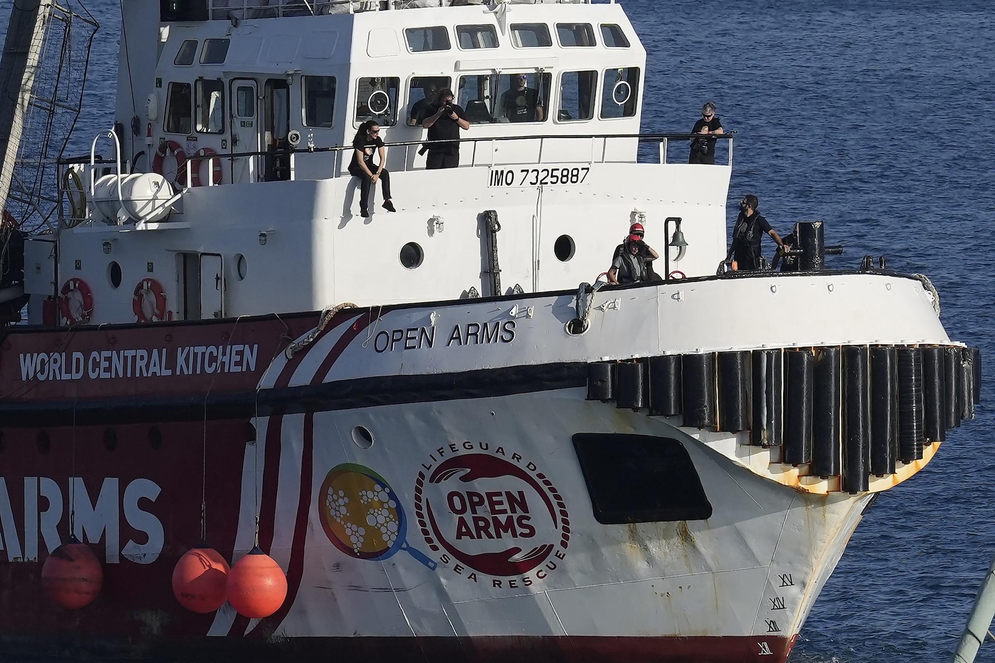 Migranti, nuovo soccorso: 51 persone salvate da Open Arms verso Lampedusa, ci sono anche neonati