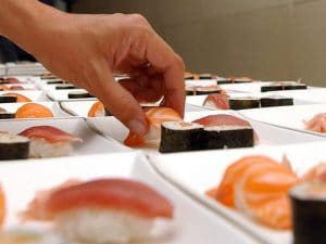 Servivano sushi ma non sapevano da dove arrivava: sequestrati 58 kg di pesce in un ristorante a Merano