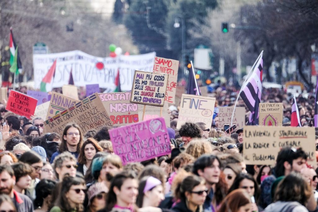 Auguri per la Festa della Donna 2025, le frasi più belle da dedicare l