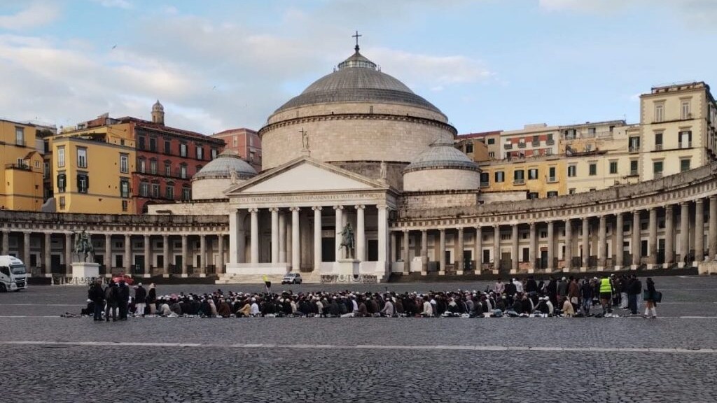 La preghiera in piazza del Plebiscito. Foto G. Cozzolino / Fanpage.it