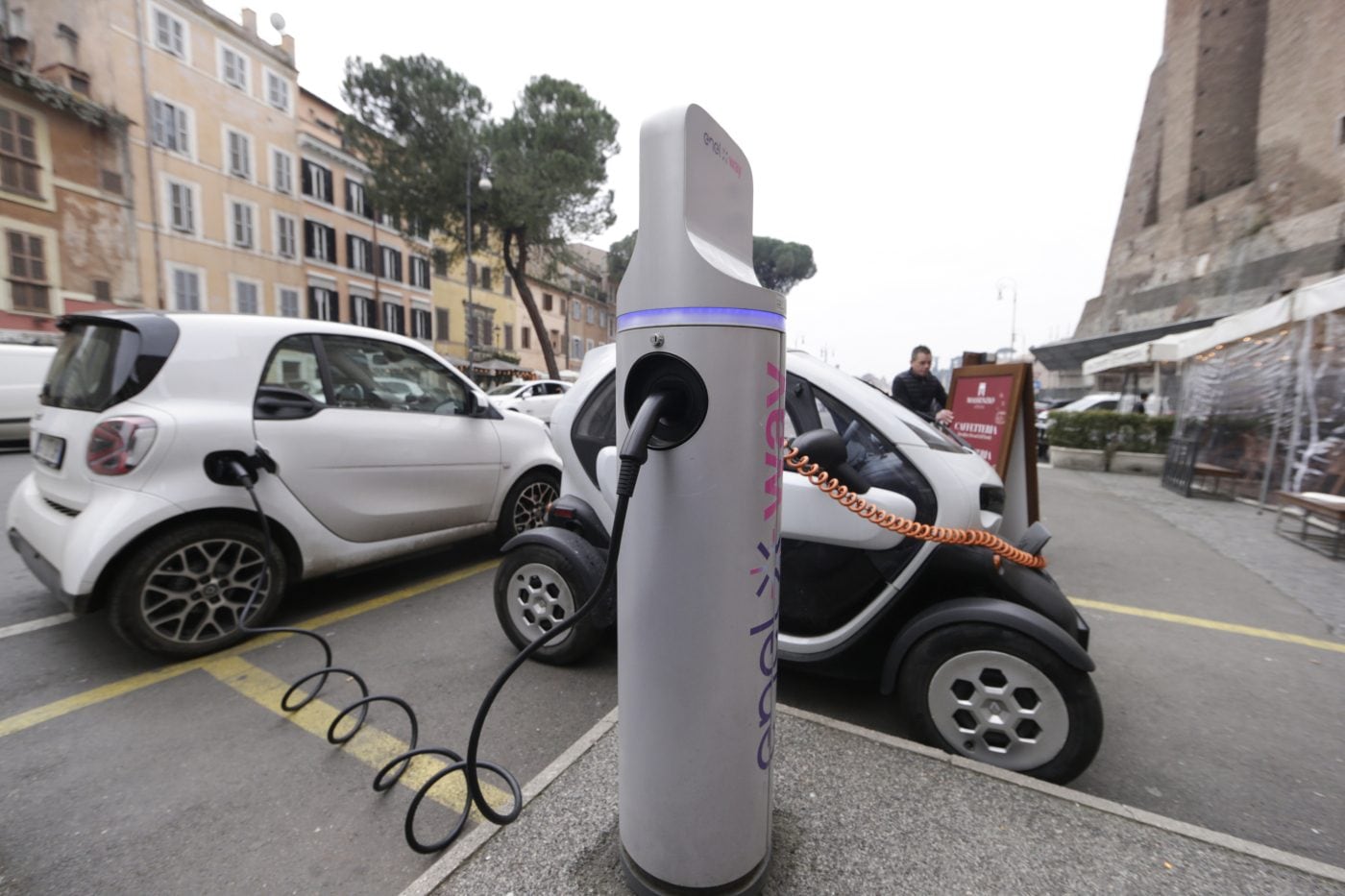 Bonus colonnine elettriche, via alle domande: chi può ottenere fino a 1500 euro e come fare richiesta