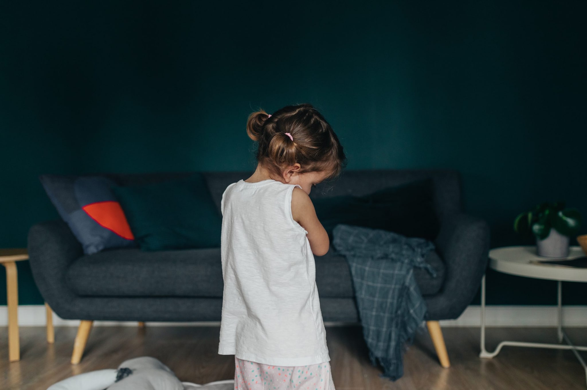 Bimba di 2 anni trovata in una cascina di Chivasso con un uomo che si finge il padre: "Venduta alla nascita in Georgia"