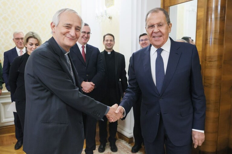 Da sinistra. il cardinale Zuppi e il ministro degli Esteri russo, Lavrov.