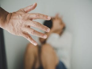 “Pubblicherò le tue foto intime”, segrega una donna e la violenta per giorni: arrestato a Tolentino