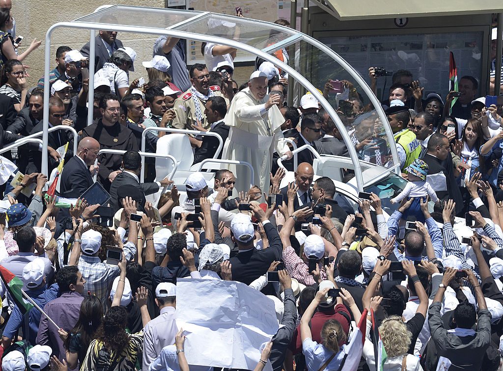 Papa Francesco a bordo della jeep bianca usata nel viaggio in Terra Santa.