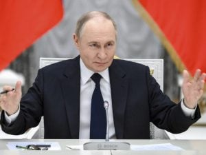 Putin annuncia che la “guerra in Ucraina sta finendo” e punta sull’ex cancelliere Schroeder come mediatore con l’Ue