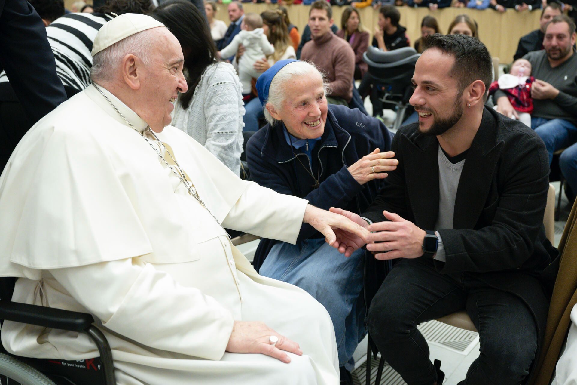Tiziano Fani Braga insieme a Papa Francesco e suor Genevieve Jeanningros.
