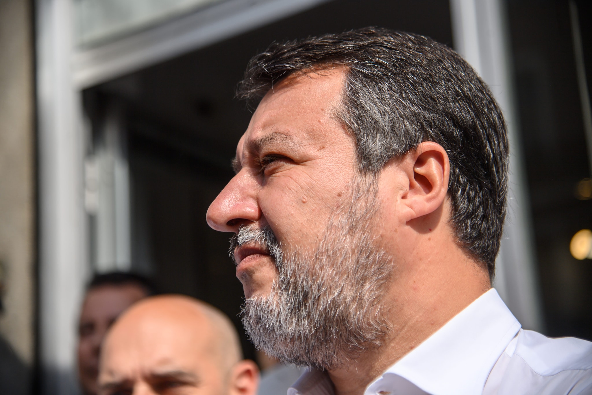 Salvini vuole l'impunità per tutti i poliziotti che sparano e uccidono in servizio: la proposta della Lega