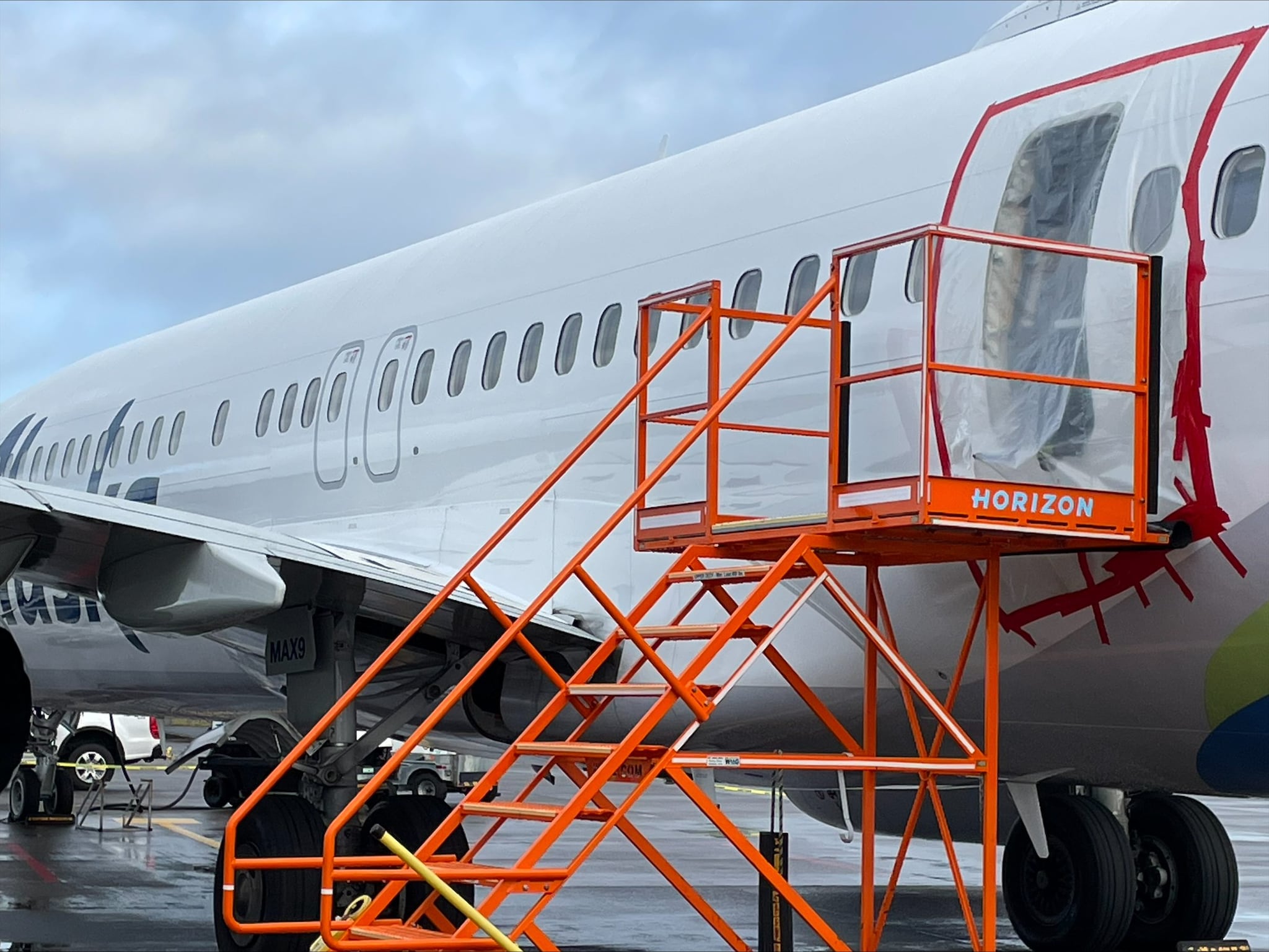 Boeing, il tecnico era in ferie: così il portellone del volo Alaska Airlines si è staccato in volo