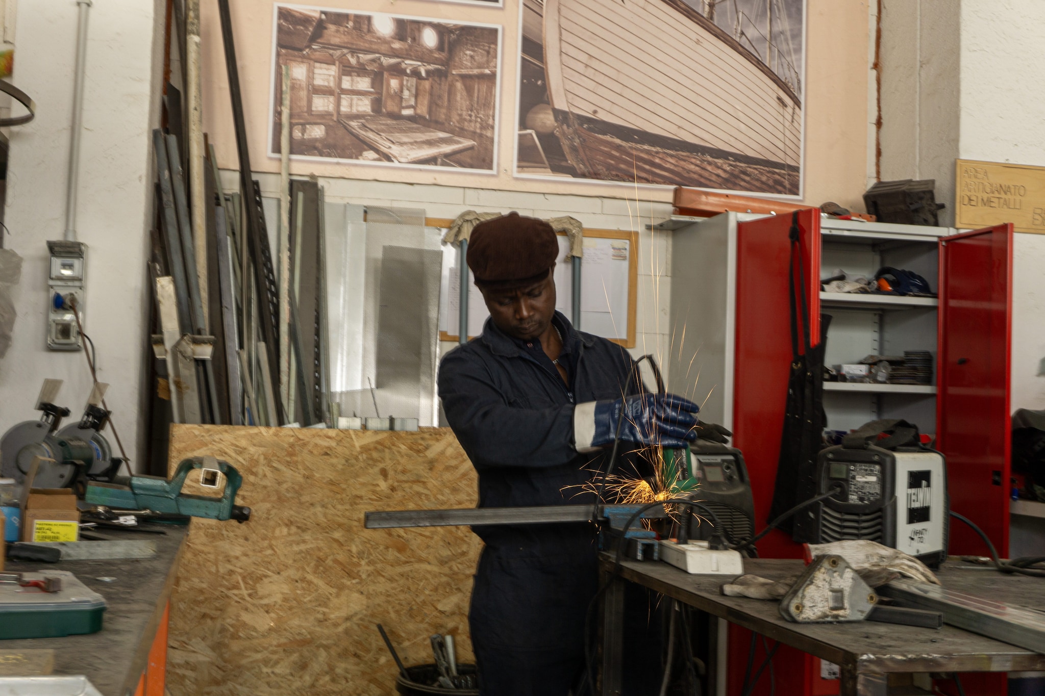 Youla Mouctar a lavoro nella falegnameria