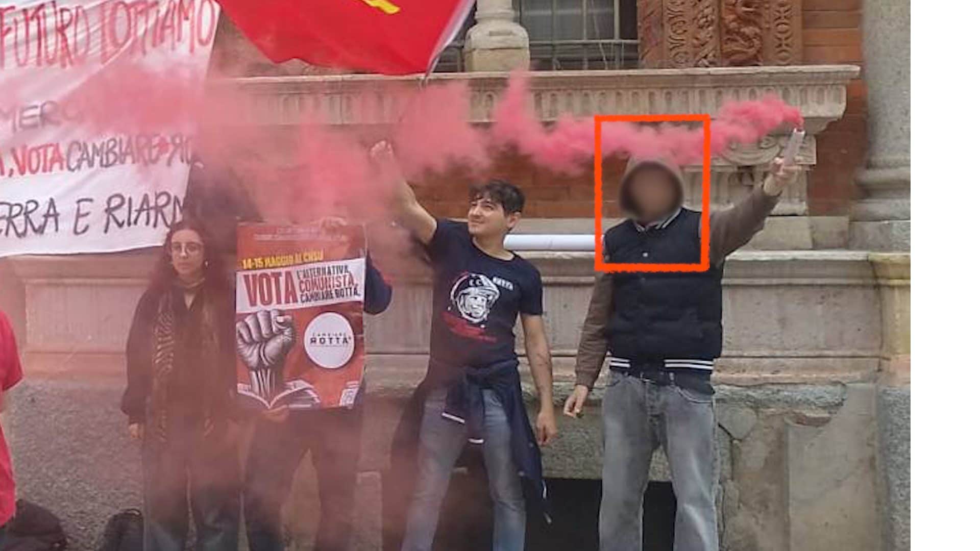 Uno dei due agenti dell’antiterrorismo infiltratosi in Potere al Popolo a Milano, durante una manifestazione