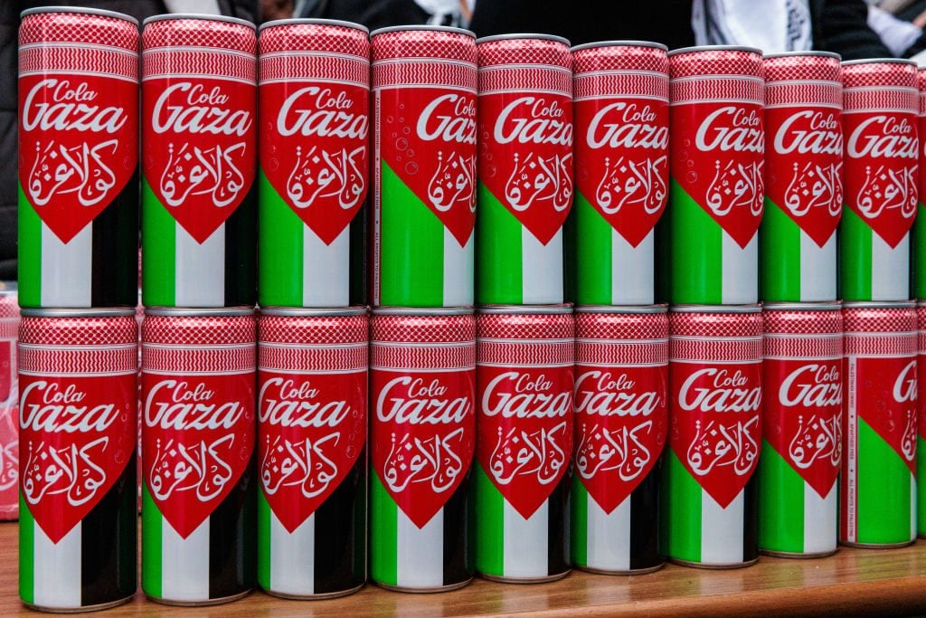 Coop Allenza ritira i prodotti israeliani dai supermercati e mette la Gaza Cola: "Cessate il fuoco"