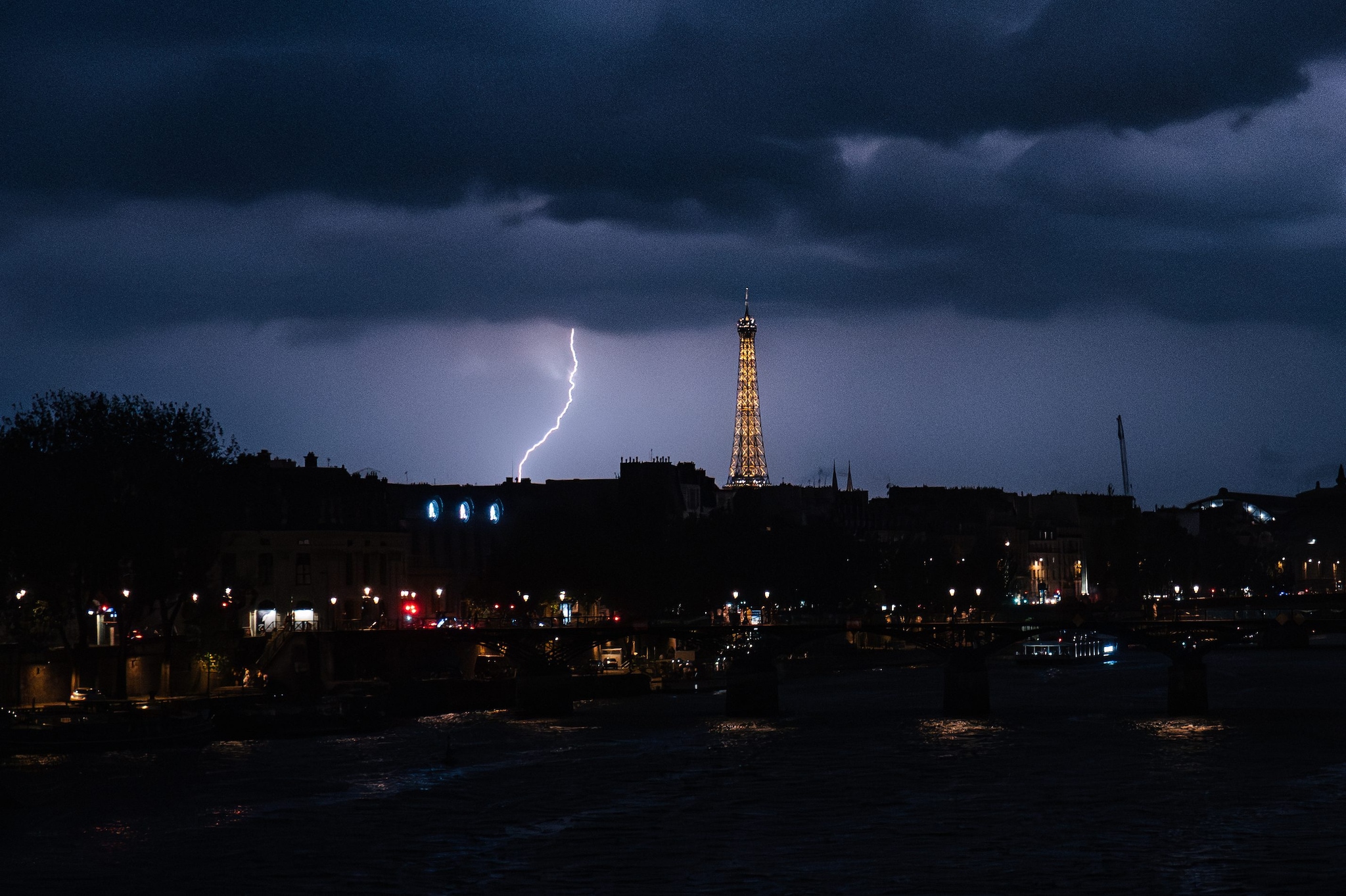 Clima impazzito in Francia, dopo il caldo torrido un'ondata di maltempo causa due morti e decine di feriti