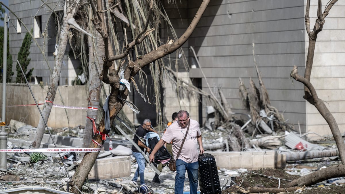 La città israeliana di Petah Tikva colpita da un missile iraniano