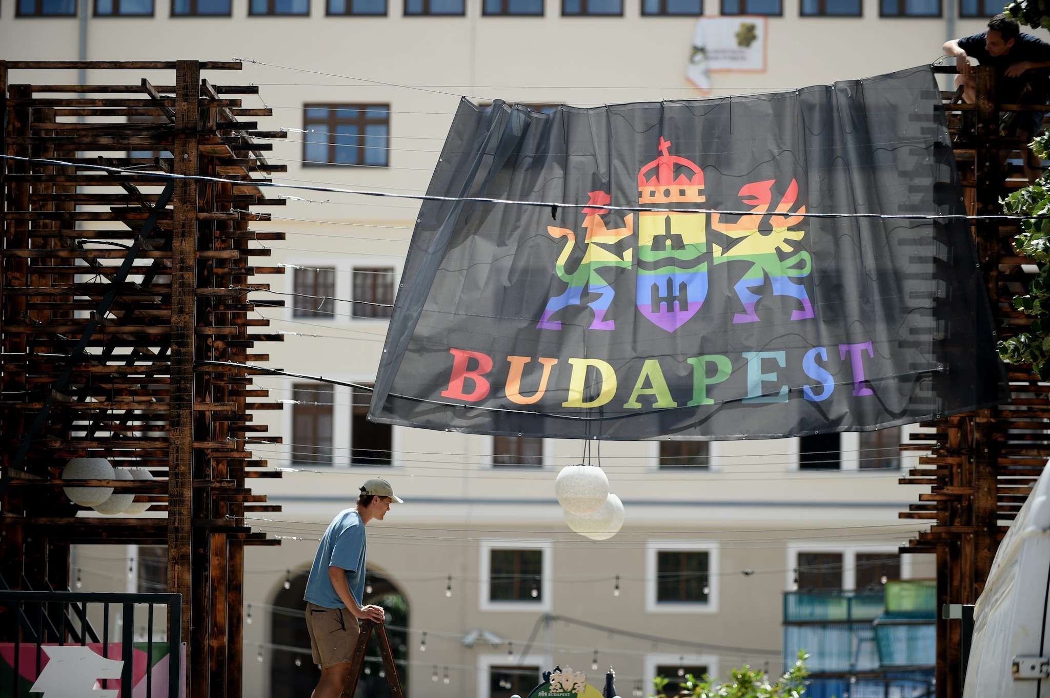 Pride a Budapest, tensioni al corteo: movimenti neofascisti in piazza contro la "propaganda Lgbt"