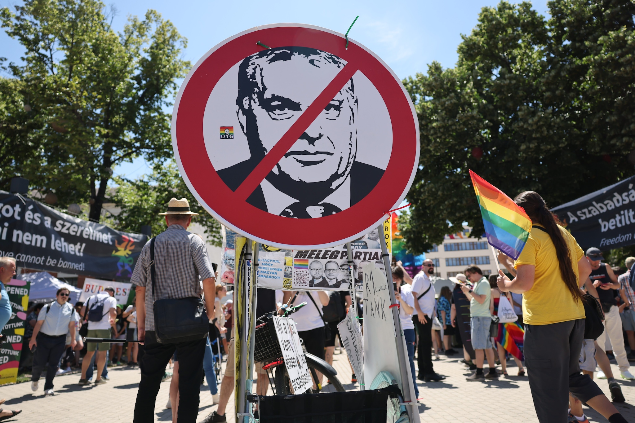 A Budapest sfila il Pride contro Orban, sinistre europee nel corteo: si temono scontri con l'ultradestra