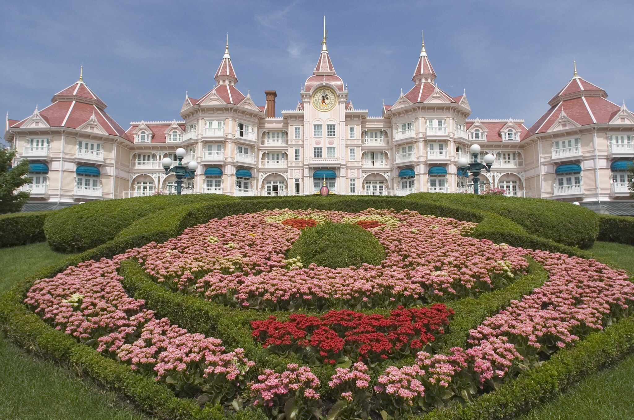 Finto matrimonio a Disneyland Paris con una bambina sposa: indaga la polizia, arrestato un uomo