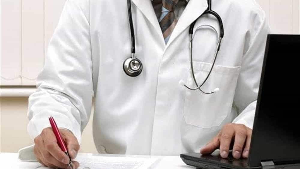 Medico arrestato per pedopornografia, da 12 anni abusava di minori online: un prete era un suo complice