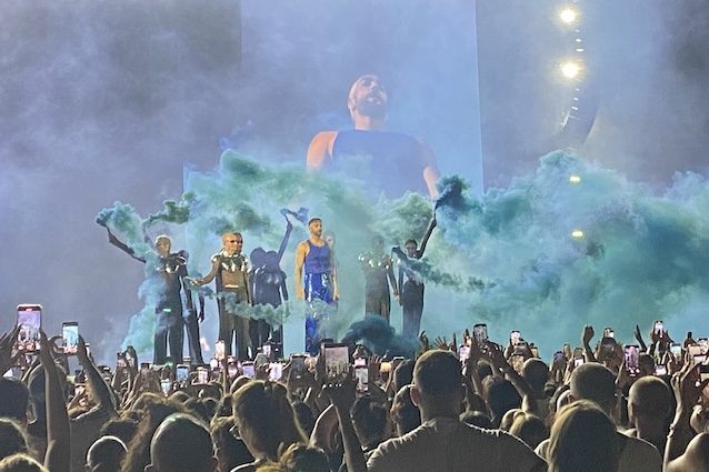 Marco Mengoni al Maradona di Napoli coi fumogeni blu