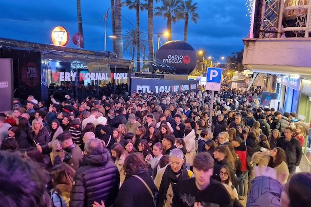 La città di Sanremo di sera durante il Festival