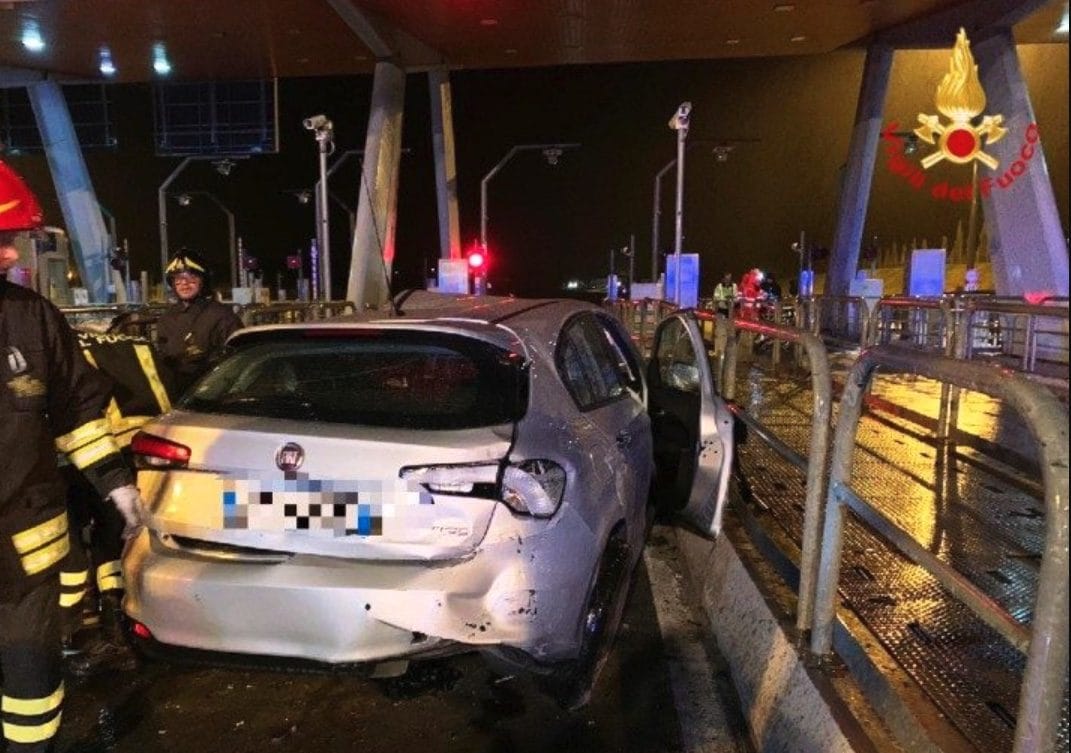 Automobilista si schianta sul casello stradale e lo distrugge: “Colpo di sonno”