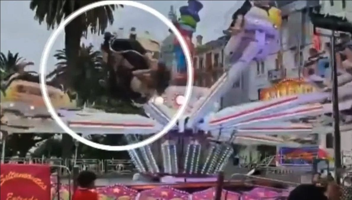 Giostra si capovolge improvvisamente, tre 16enni sbalzate a terra e ferite: il video dell’incidente in Spagna