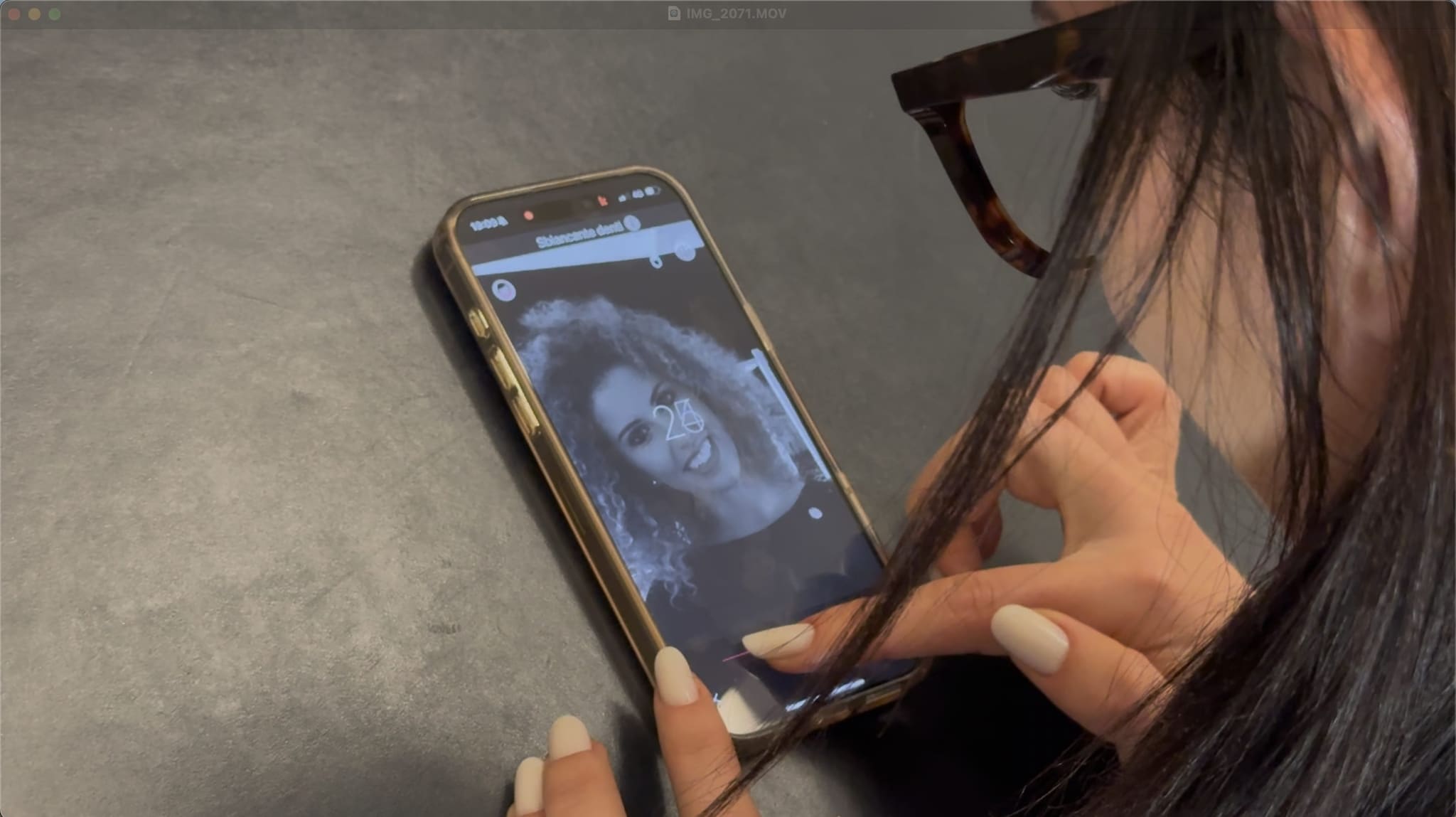 Vida che modifica una foto con un’app.