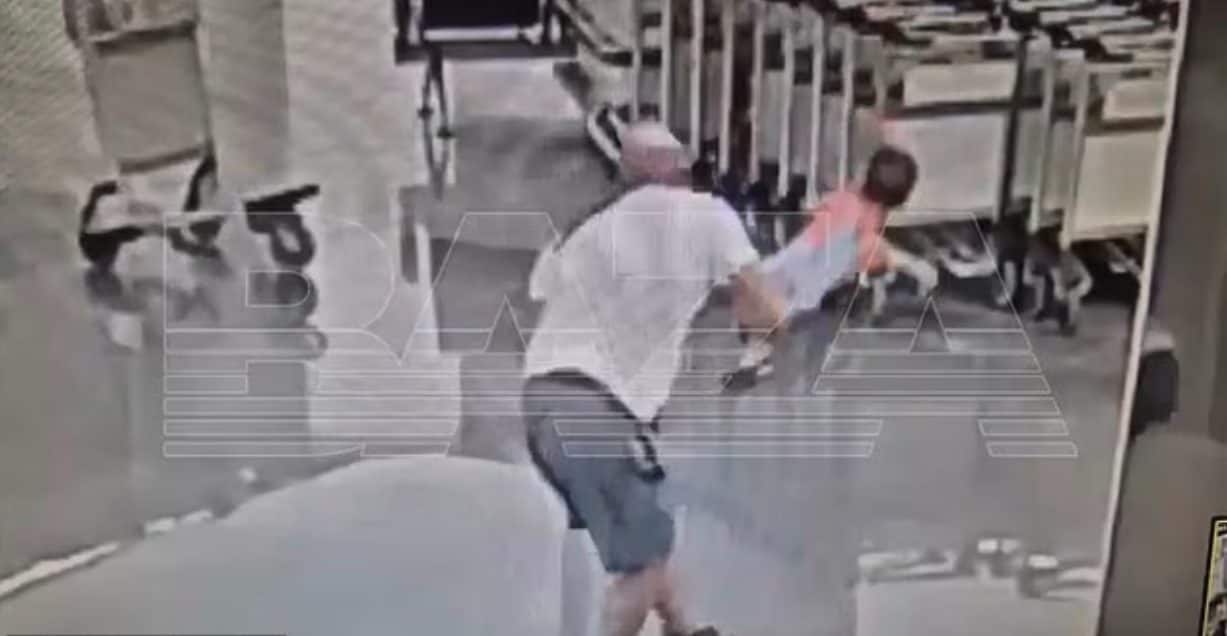 Sbatte a terra un bambino all'aeroporto di Mosca, il piccolo è in coma: era scappato dalla guerra in Iran