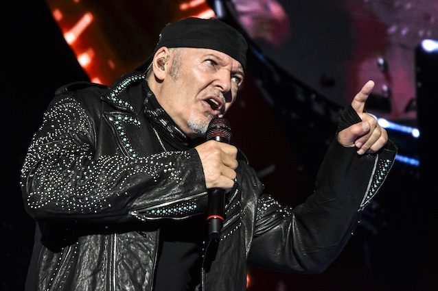 "Sto male, non posso lavorare", ma va al concerto di Vasco Rossi: operaio licenziamento a Bari