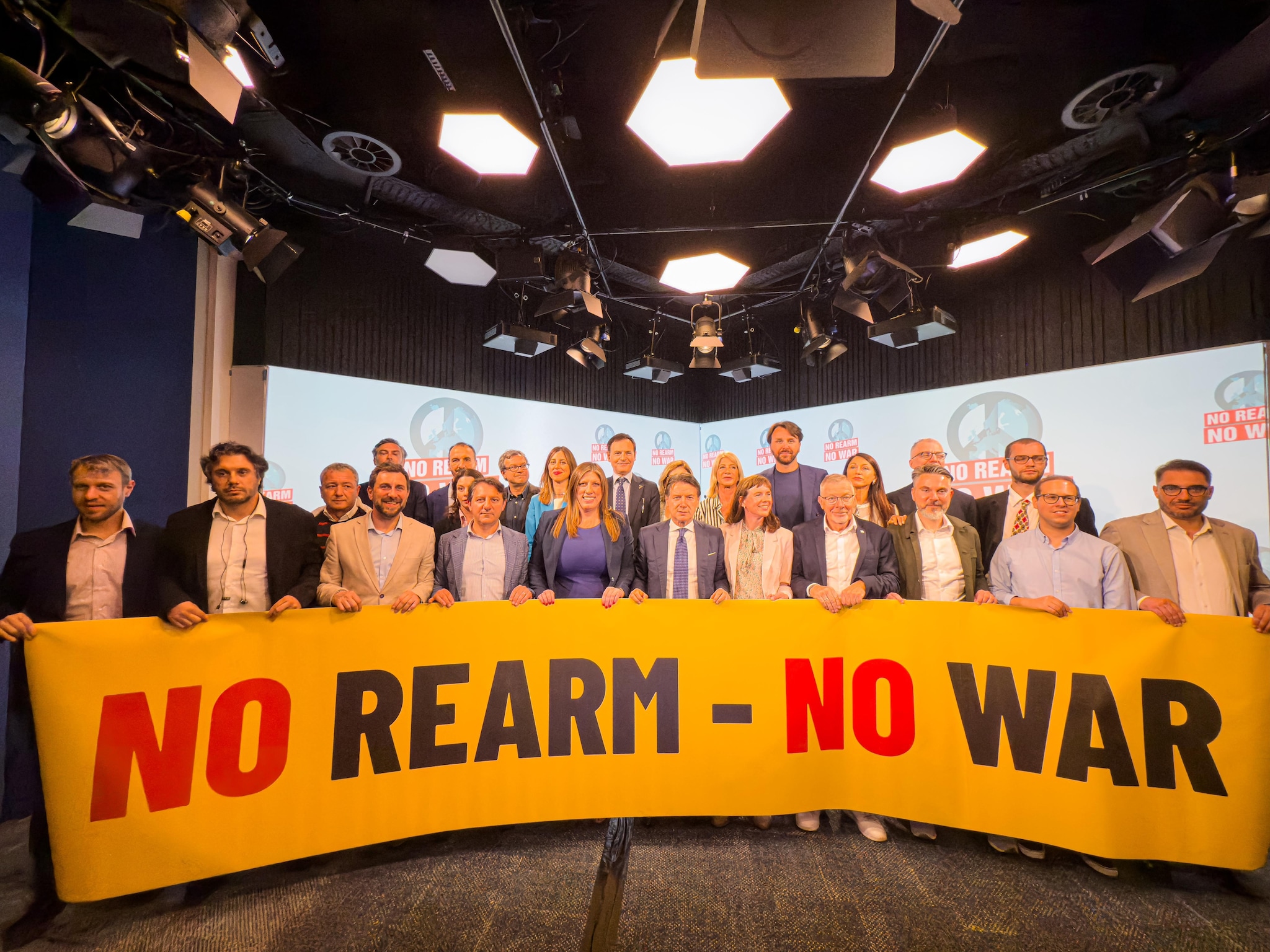 All'Aja manifestazione M5s contro il vertice Nato, Ricciardi: "Stanno ingrassando la lobby delle armi"