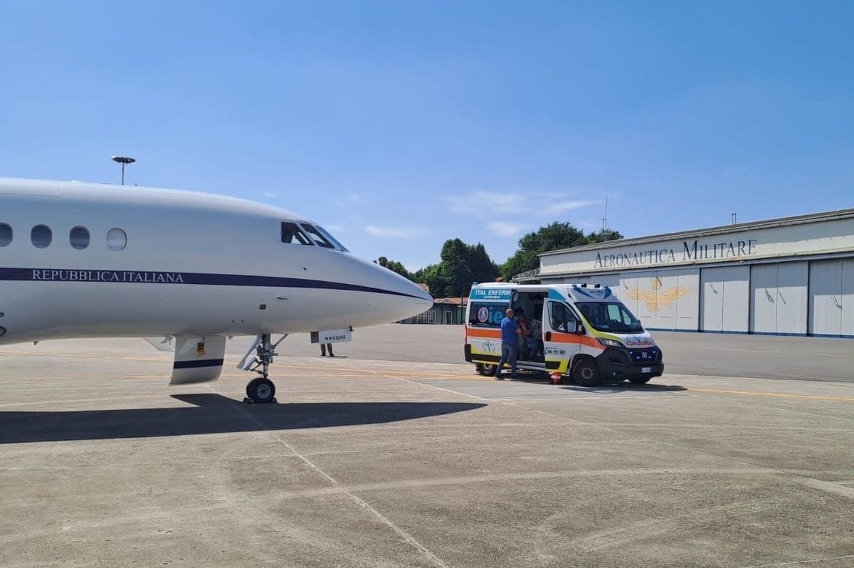 Neonato di 13 giorni rischia di morire, l'Aeronautica Militare lo salva portandolo da Cagliari a Milano