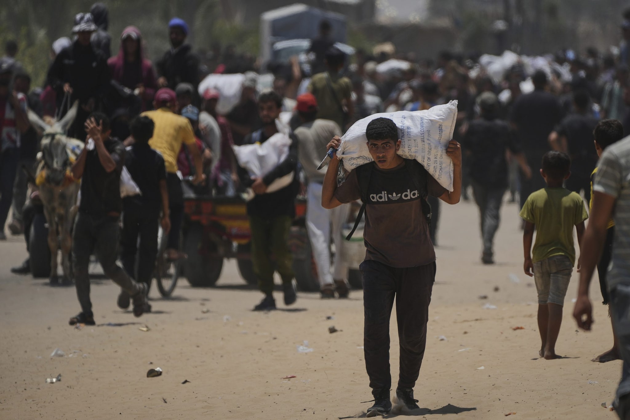 A Gaza la guerra non si ferma, più di 200 morti in poche ore: “Si muore cercando un pacco di farina”