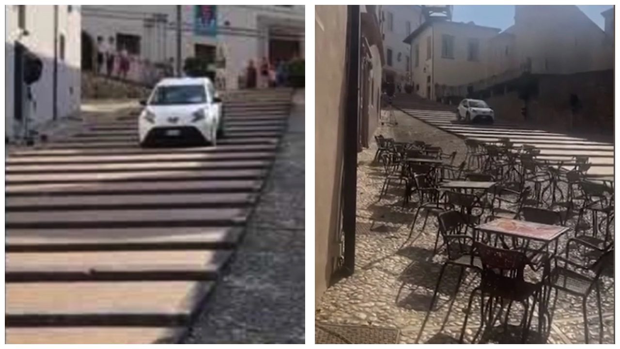 Il video dei turisti che sbagliano strada e finiscono con l'auto sulla scalinata del Duomo di Spoleto