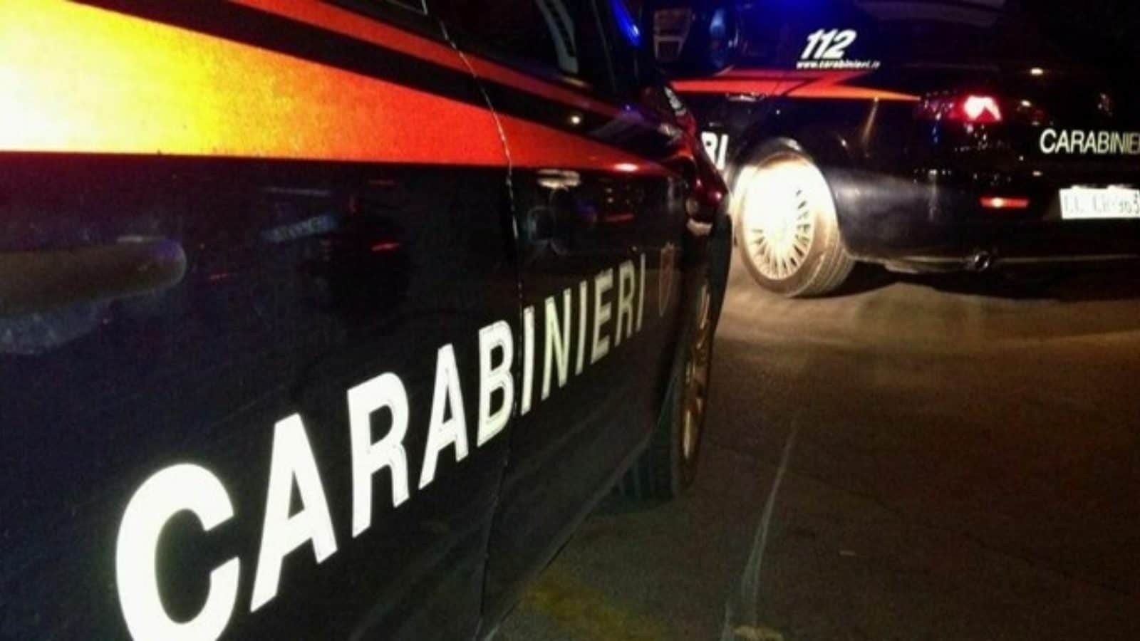 Uomo gravemente ustionato ritrovato vicino all’auto in fiamme: è giallo in Sardegna