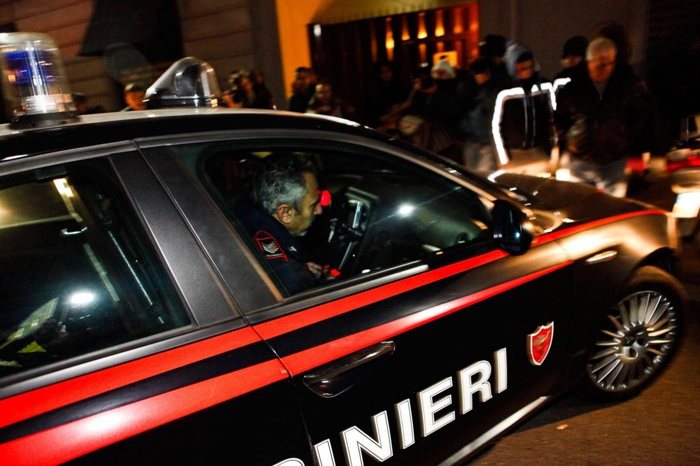 Non si ferma all'alt dei carabinieri e fugge in moto, si schianta contro alcuni pali a Forte dei Marmi e muore