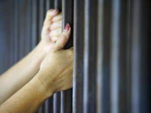 Elena suicida in carcere a 26 anni ma nessuno dei parenti la cerca, al funerale nessun famigliare