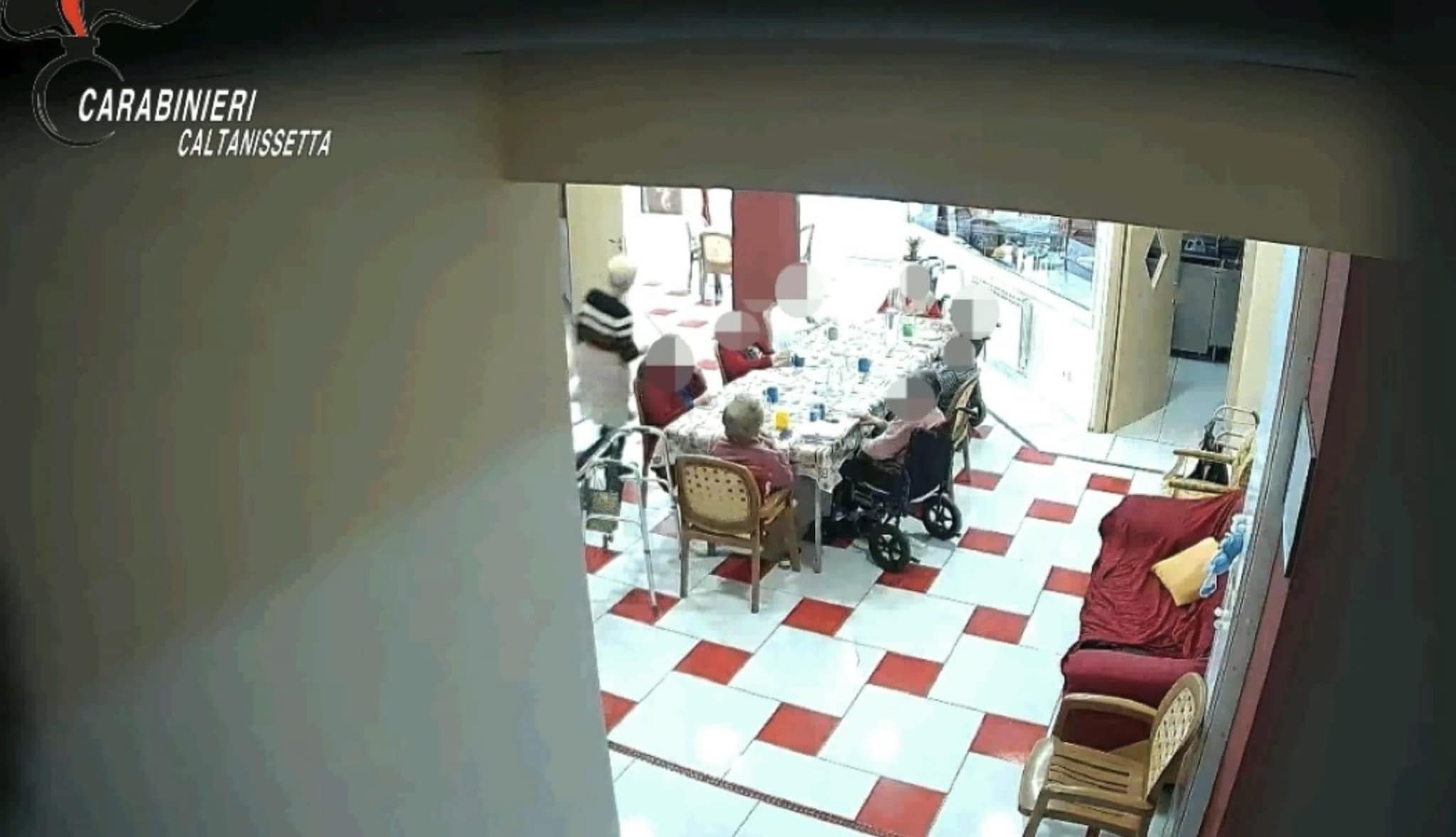 Anziani legati con cinghie e nastro adesivo in casa di riposo: 3 arresti a Caltanissetta