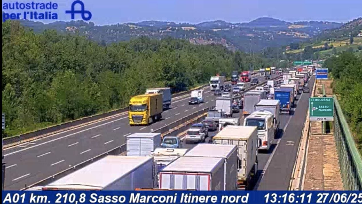 Camion si ribalta in A1, traffico in tilt e code di 17 km a Bologna: acqua agli automobilisti bloccati