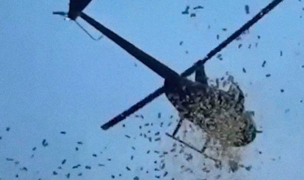 Dall’elicottero piovono soldi, traffico in tilt e festa in strada, il video del funerale: “Ultimo segno d'amore”