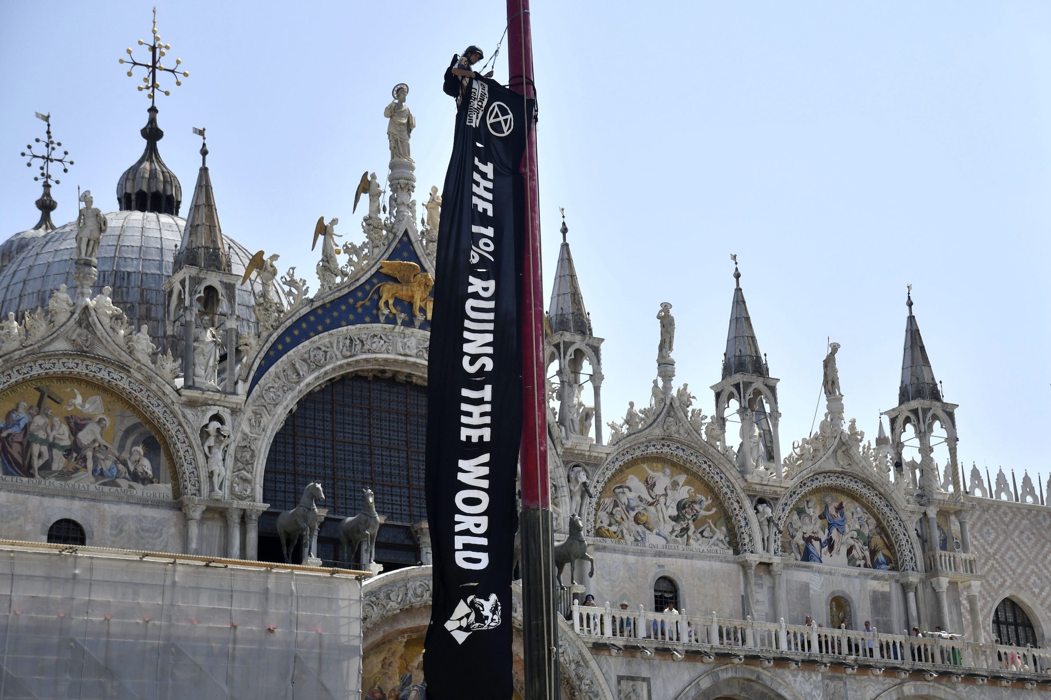Tensioni a Venezia per le nozze di Bezos, attivisti portati via di peso e denunciati: cosa sta succedendo