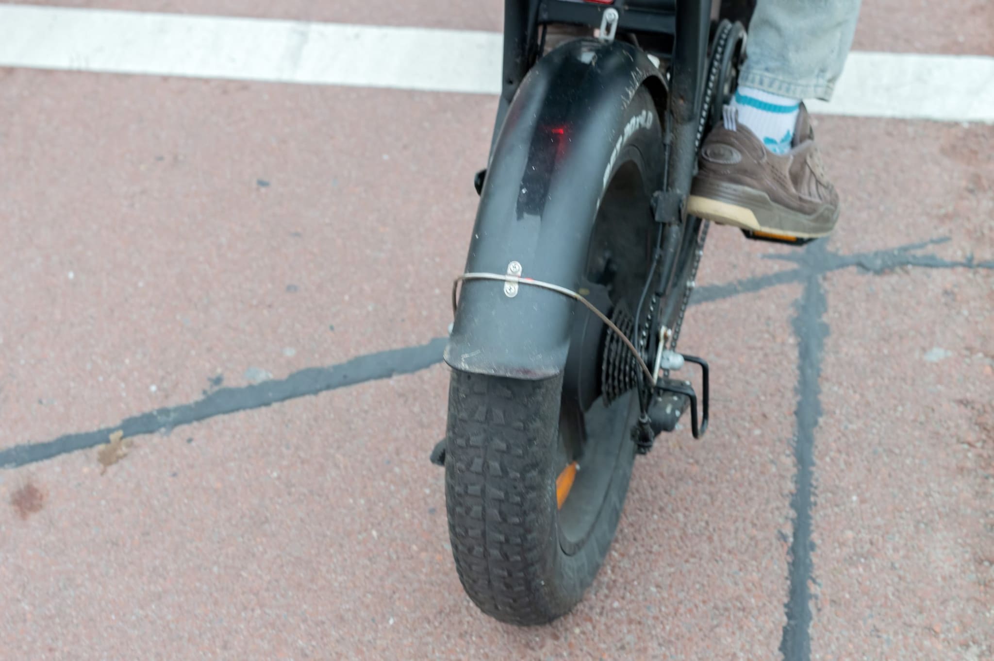 Sul lungomare a tutta velocità con la bici elettrica: era truccata, maxi multa da 6mila euro in Versilia