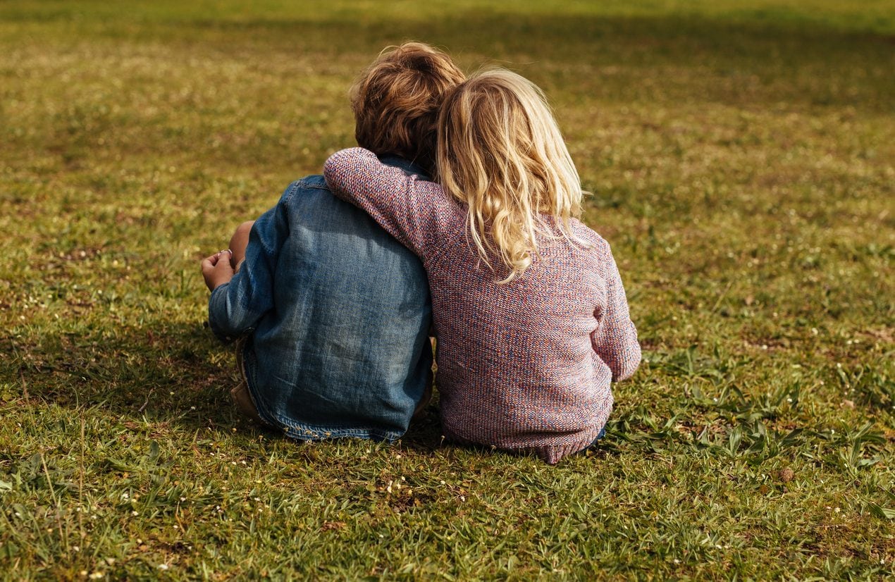 Quasi muti, con il pannolino e senza scuola: perché il papà faceva vivere i fratellini di Lauriano in isolamento