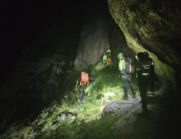 Sospeso nel vuoto per 8 ore in piena notte: alpinista salvato nella notte sul Monte Bove, ad Ancona
