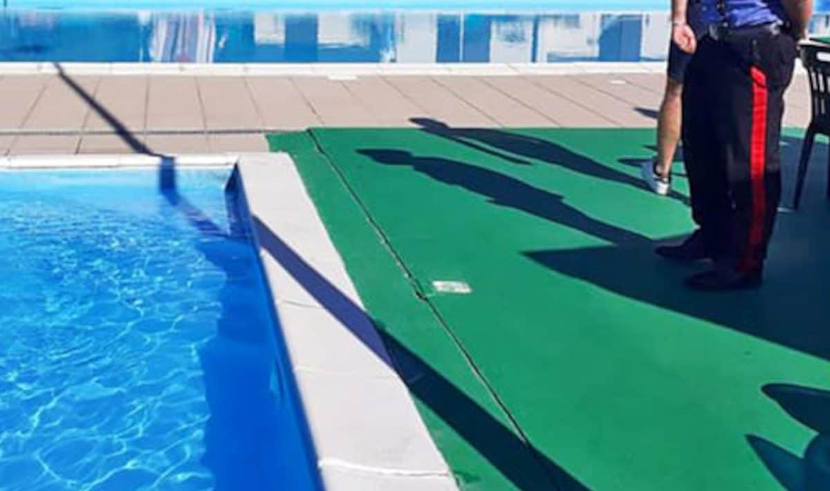 Bimbo di 2 anni trovato in fondo alla piscina da mamma e papà a Lazise: è gravissimo