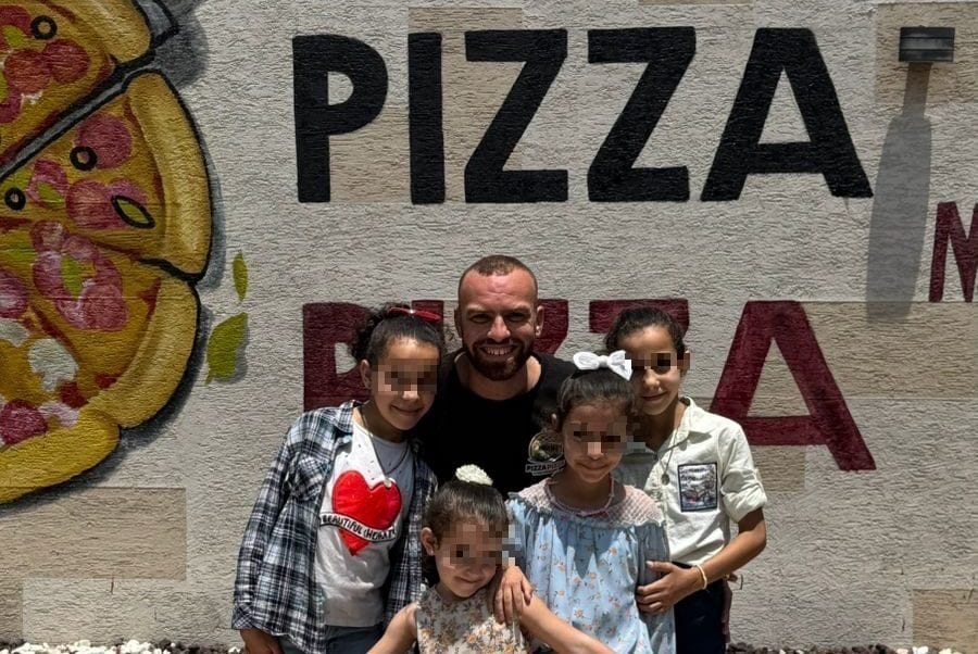 La storia di Mohamed, che sotto le bombe di Gaza continua a cucinare pizze: “Voglio portare gioia ai bambini”