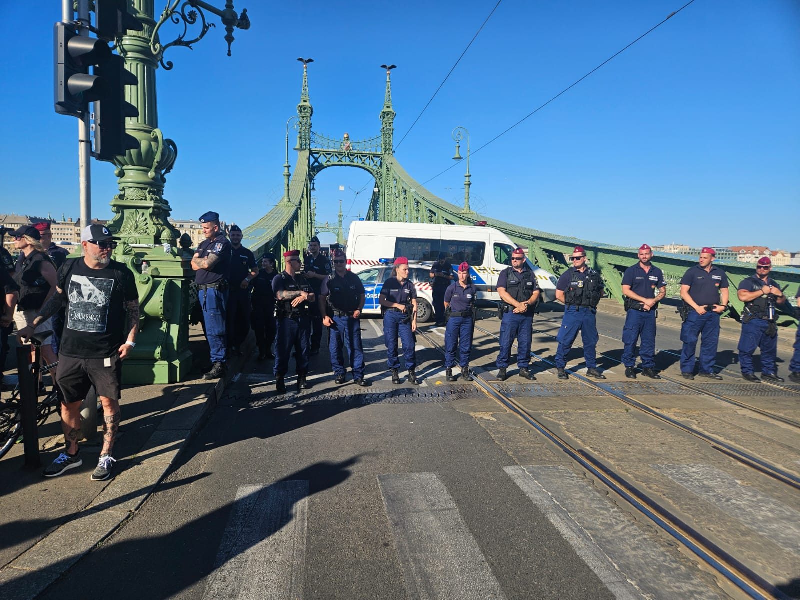 Nuovo ponte di Budapest occupato da gruppi di estrema destra
